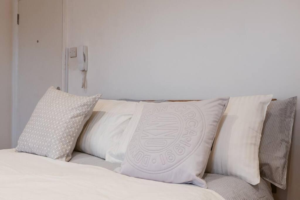 Your Lovely Studio Flat- West3 London Exteriör bild