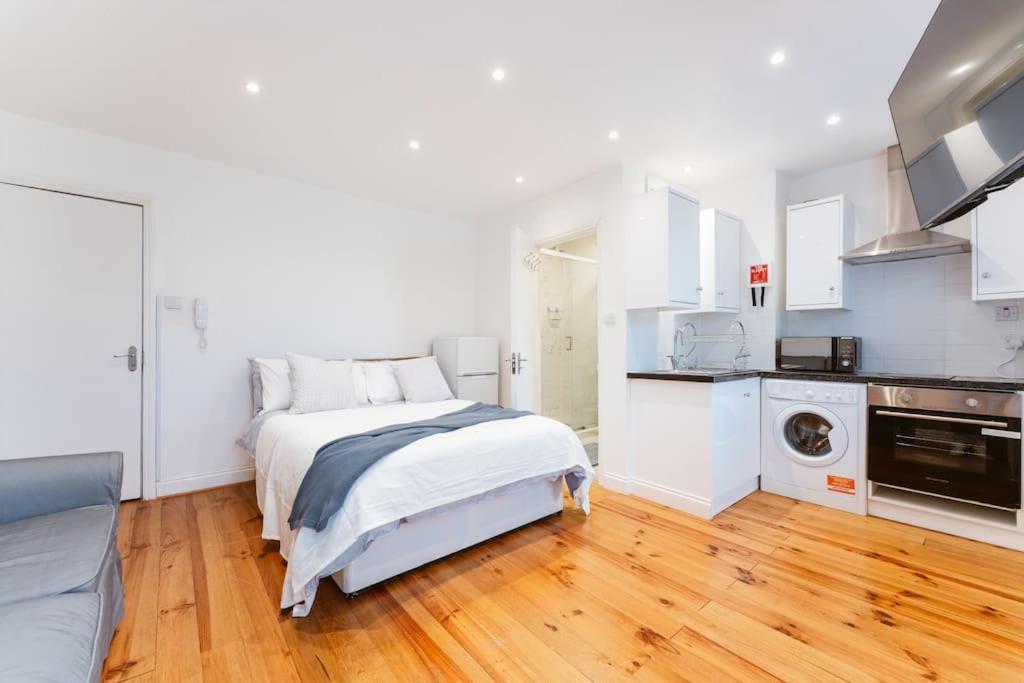 Your Lovely Studio Flat- West3 London Exteriör bild
